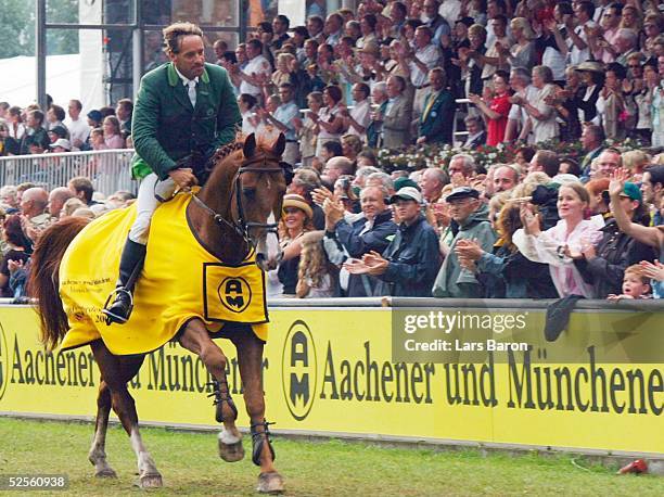 Pferdesport / Springreiten: CHIO Aachen " Grosser Preis von Aachen ", Aachen; Zuschauer applaudieren dem Sieger Markus FUCHS / SUI auf Tinkas Boy bei...