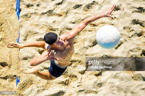 volleyball player at service - beach volley stockfoto's en -beelden