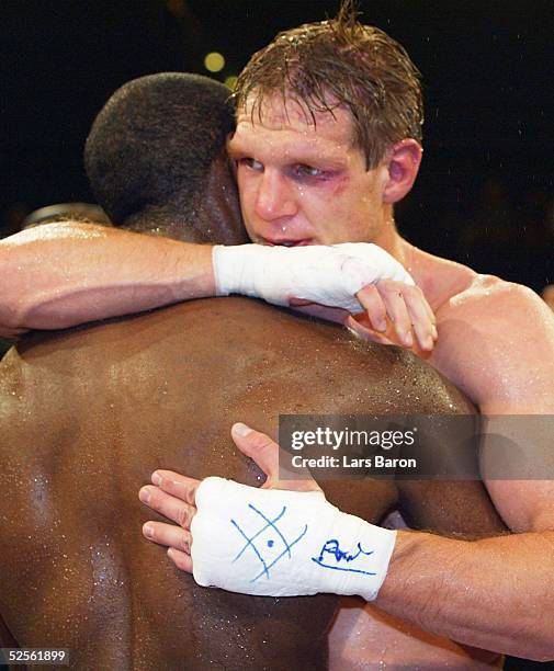 Boxen: WBO WM Kampf 2004 im Cruisergewicht, Essen; Ruediger MAY / GER umarmt nach dem Kampf seinen Freund Johnny NELSON / GBR 04.09.04.