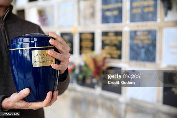 cremation - decorative urn stock-fotos und bilder