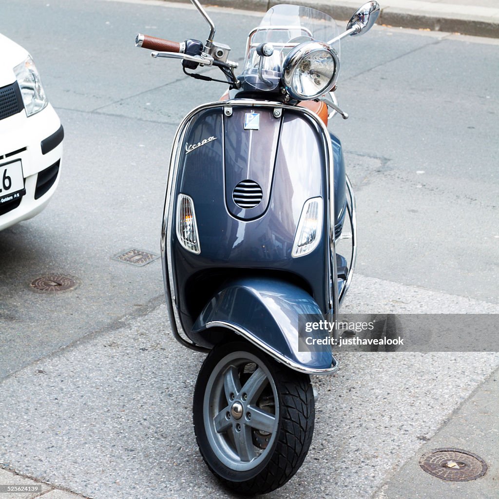 Gray Vespa Motorrad