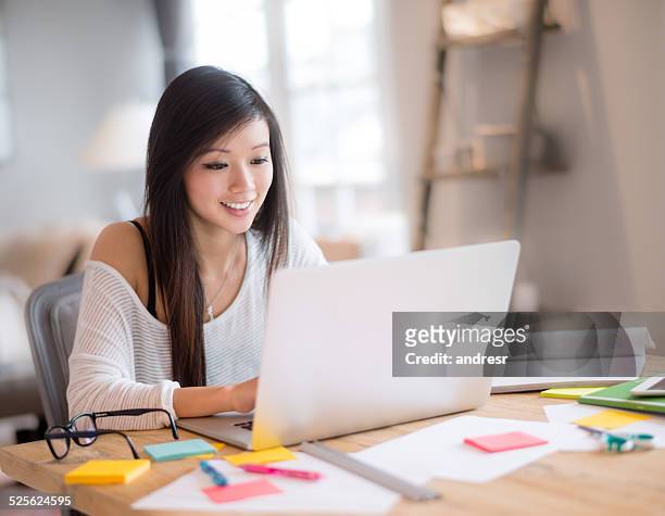 student arbeiten online-design - design laptop woman stock-fotos und bilder