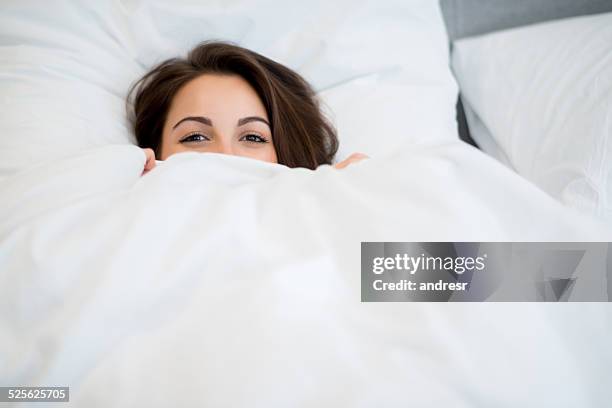 mujer en la cama - duvet fotografías e imágenes de stock