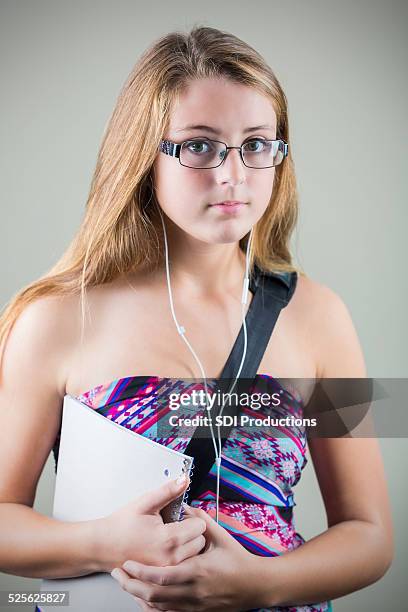 preteen studentin mit blonde haare und sonnenbrille, studioaufnahme - funky hair studio shot stock-fotos und bilder