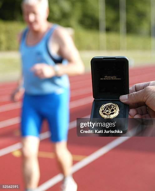 Freizeitsport: Deutsches Sportabzeichen, Hamburg; Erich BAETKE beim 1000 m Lauf 20.08.04.