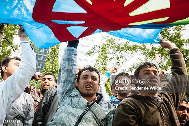 About 300 Roma people from all over Europe demonstrated at the DVZ in Brussels. They protest against the systematical deportation of Roma to...