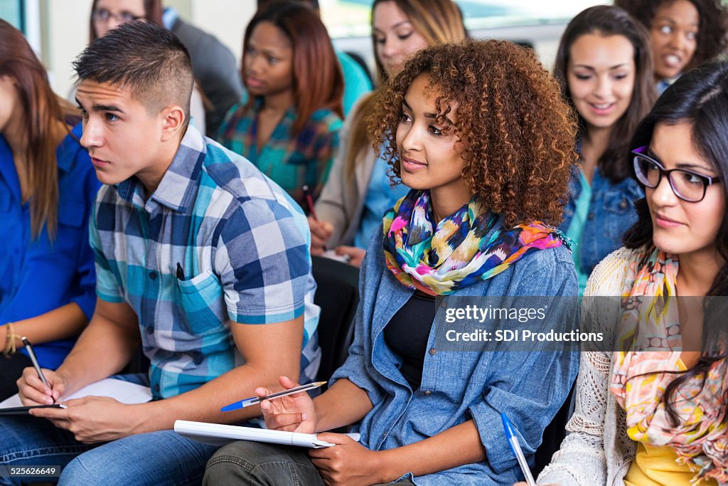Grande diversité de groupe d'adolescents prendre des notes lors de cours