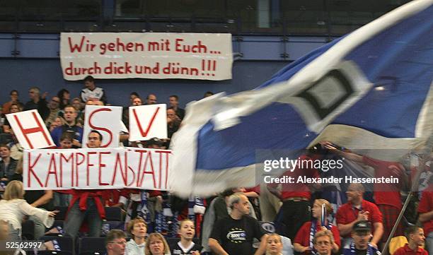 Handball: 1. Bundesliga 04/05, Hamburg; HSV Handball - TUSEM Essen; Hamburger Fans mit Transparenten zu Beginn des Spiels 26.09.04.