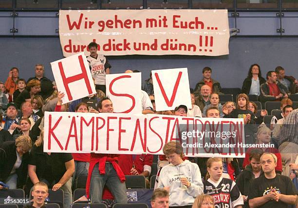 Handball: 1. Bundesliga 04/05, Hamburg; HSV Handball - TUSEM Essen; Hamburger Fans mit Transparenten zu Beginn des Spiels 26.09.04.