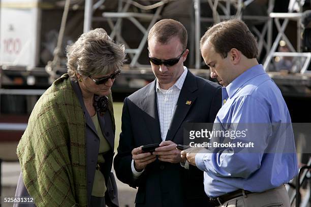 Karen Hughes, Scott Stenzel, and Scott McClellan campaign aides of President George W. Bush review email messages on blackberry handheld electronic...