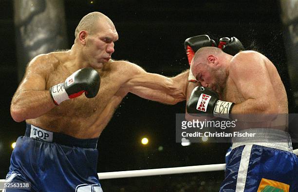 Boxen: WBA WM Kampf im Schwergewicht 2004, Erfurt; Nikolai VALUEV / RUS - Paolo VIDOZ / ITA 09.10.04.