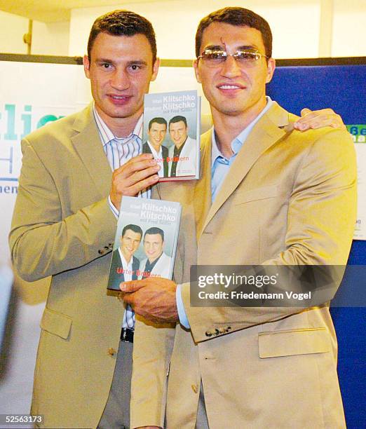 Boxen: Buch Signierstunde mit Wladimir und Vitali Klitschko, Hamburg; Wladimir KLITSCHKO, Vitali KLITSCHKO 06.10.04.