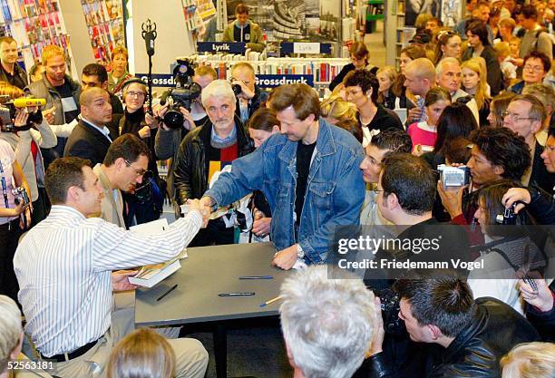 Boxen: Buch Signierstunde mit Wladimir und Vitali Klitschko, Hamburg; Wladimir KLITSCHKO, Vitali KLITSCHKO beim Signieren 06.10.04.