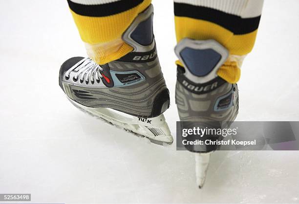 Wintersport / Eishockey: DEL 04/05, Krefeld; Krefeld Pinguine - Koelner Haie 1:2; Spezial; Eishockey-Schlittschuhe auf dem Eis 17.09.04.