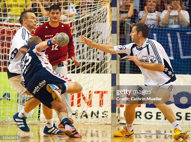 Handball: 1. Bundesliga 04/05, Flensburg; SG Flensburg Handewitt - THW Kiel 25: 21; Christian ZEITZ / THW, Joachim BOLDSEN / Flensburg, Torwart...