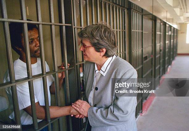 Soeur Helen Prejean réconforte Dolbe Williams, l'un des condamnés qu'elle assiste jusqu'à la sentence, le 8 mai 1996 à Angola, Louisiane.