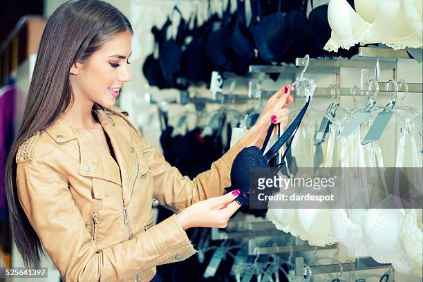mujer joven compras por bra. - soutien fotografías e imágenes de stock