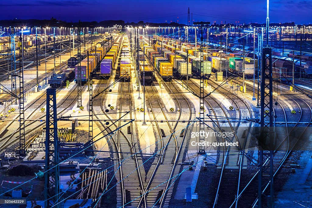 Station mit Sonnenuntergang