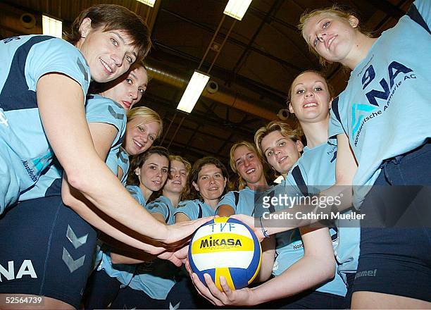 Volleyball / Frauen: 1. Bundesliga 04/05, Hamburg; TV Fischbek / Fototermin; v.l. Marina CUKSEEVA, Anca BERGMANN, Margarethe KOZUCH, Elena...