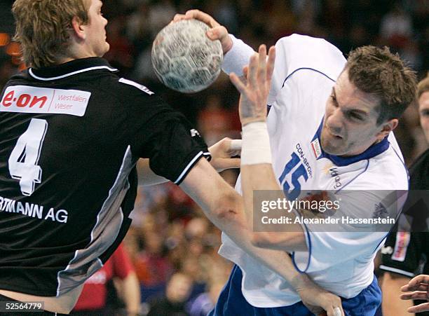 Handball: 1. Bundesliga 04/05, Hamburg; HSV Handball - TuS N Luebbecke; Jan-Thoams LAURITZEN , Bertrand GILLE 02.01.05.