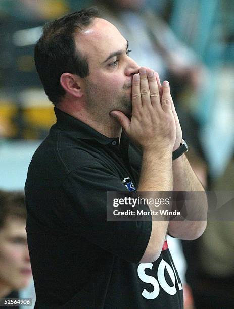 Handball: 1. Bundesliga 04/05, Minden; GWD Minden - HSV Handball; Trainer Bob HANNING / Hamburg 16.10.04.