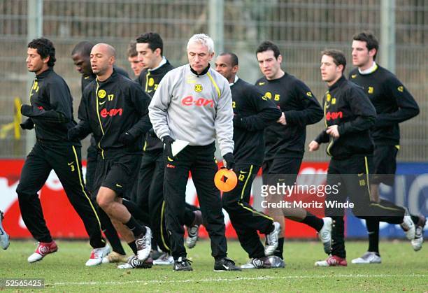 Fussball: 1. Bundesliga 04/05, Dortmund; Borussia Dortmund / Training; Trainer Bert van MARWIJK praepariert das Spielfeld waehrend seine Spieler...