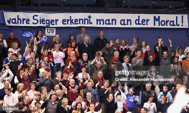 Handball: 1. Bundesliga 04/05, Hamburg; HSV Handball - TuS N Luebbecke; HSV Fans unterstuetzen ihre Mannschaft 02.01.05.