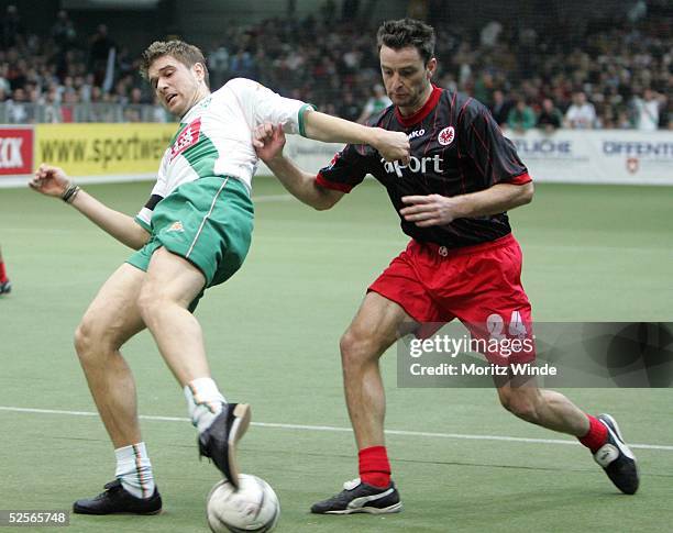 Fussball: Internationales Hallenfussball Turnier 2005, Oldenburg; Finale: Werder Bremen - Eintracht Frankfurt; Ivan KLASNIC / Bremen, Alexander SCHUR...