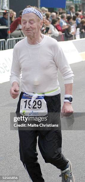 Leichtathletik / Marathon: Olympus Marathon 2004, Hamburg; Guenther KARNICK beim einlauf ins Ziel 18.04.04.