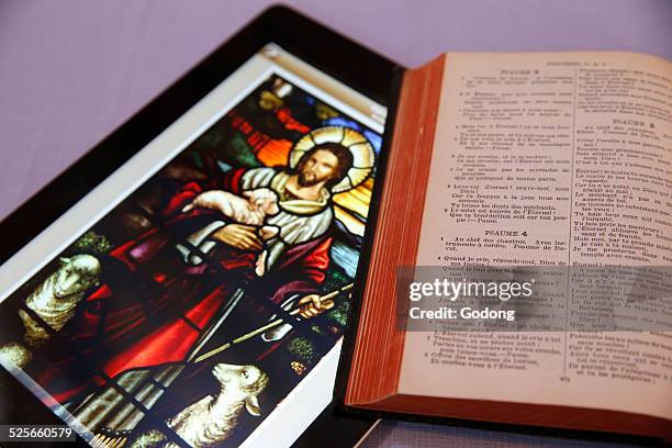 tablet and bible - 731941 bildbanksfoton och bilder