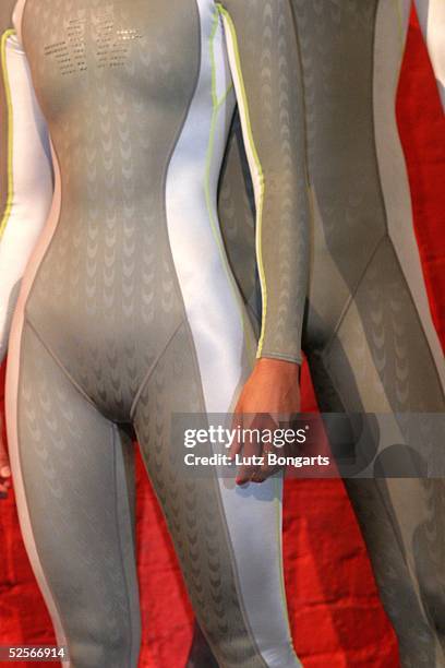 Schwimmen: Vorstellung des neuen Speedo Anzug Fastskin FS2, London; Die neuen Speedanzuege 09.03.04.