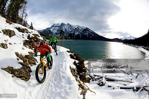 snow biking couple - 冬季運動 個照片及圖片檔