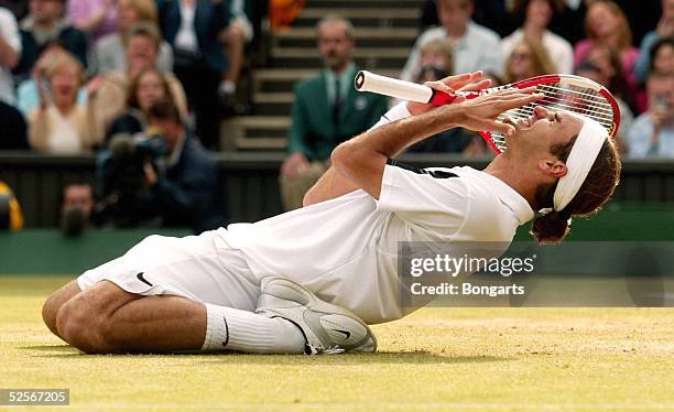 Tennis / Maenner: Wimbledon 2004, London; Finale; Schlussjubel Sieger Roger FEDERER / SUI 04.07.04.