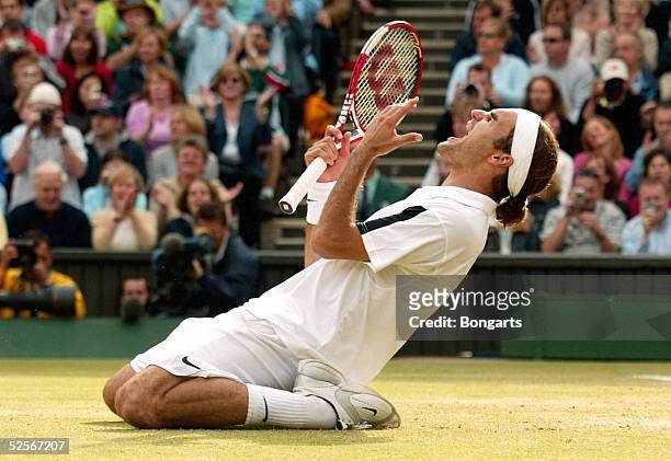 Tennis / Maenner: Wimbledon 2004, London; Finale; Schlussjubel Sieger Roger FEDERER / SUI 04.07.04.