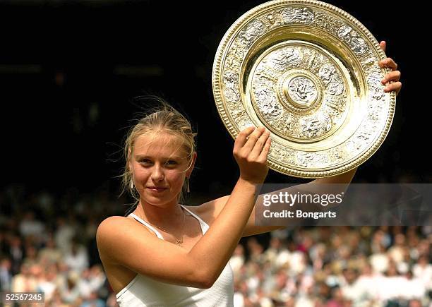 Tennis / Frauen: Wimbledon 2004, London; Finale; Siegerin Maria SHARAPOVA / RUS 03.07.04.