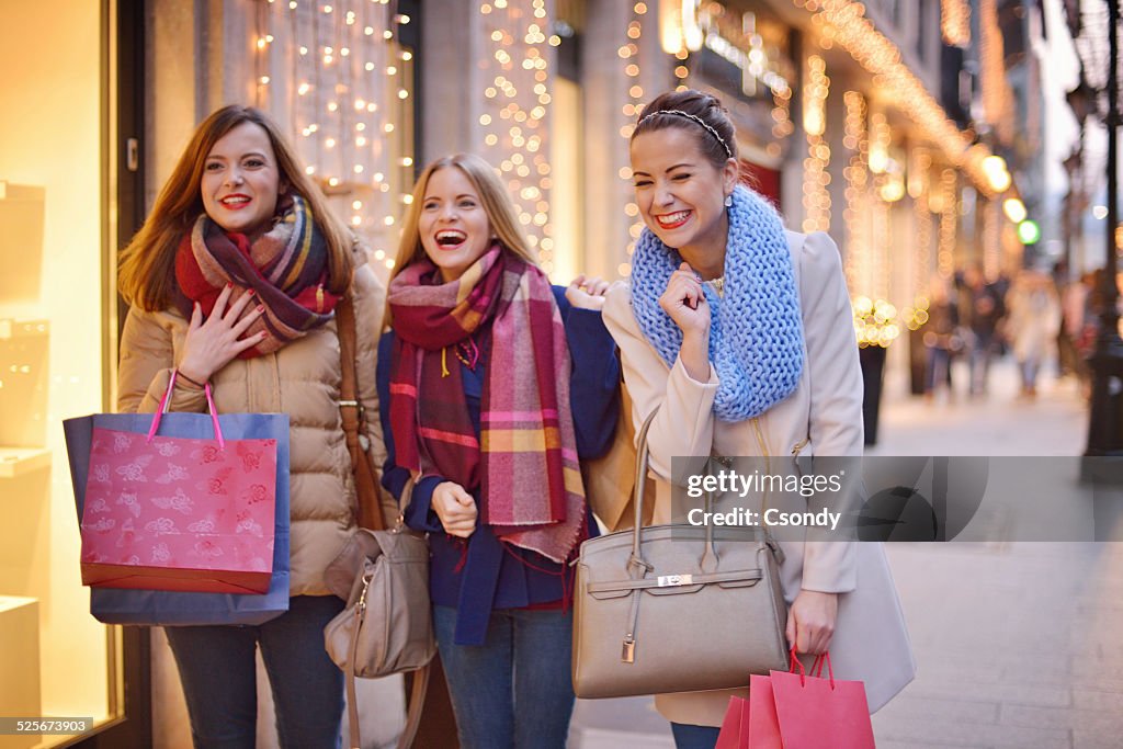 Mujeres jóvenes de compras juntos