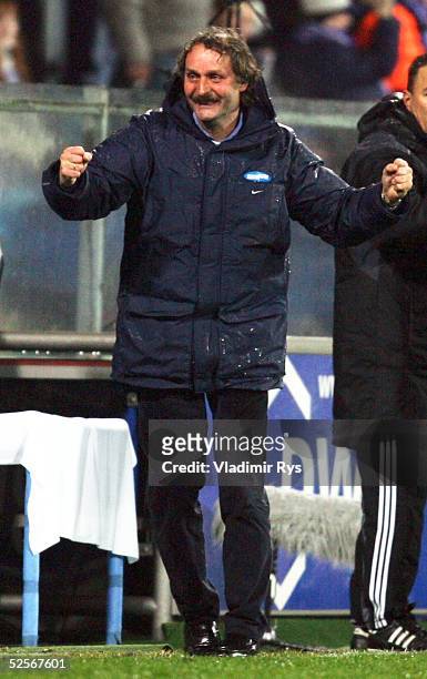 Fussball: 1. Bundesliga 04/05, Bochum; VfL Bochum - Hertha BSC Berlin 2:2; Jubel, Trainer Peter NEURURER / Bochum 23.01.05.