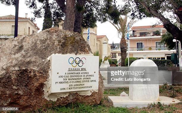 Feature: Olympische Spiele Athen 2004, Marathon; Olympia Gedenkstein im alten Marathon; 27.03.04.