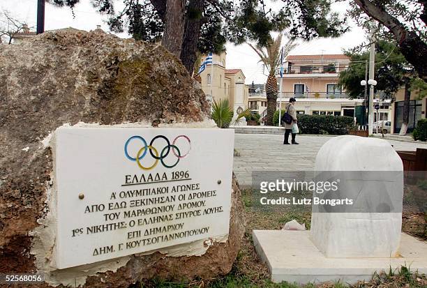 Feature: Olympische Spiele Athen 2004, Marathon; Olympia Gedenkstein im alten Marathon; 27.03.04.
