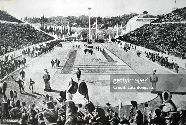 Feature: Olympische Spiele Athen 2004, Athen; Bild der ersten Spiele der Neuzeit 1896 im Panathinaikon Stadion in Athen. Ein Laeufer kommt ins Ziel...