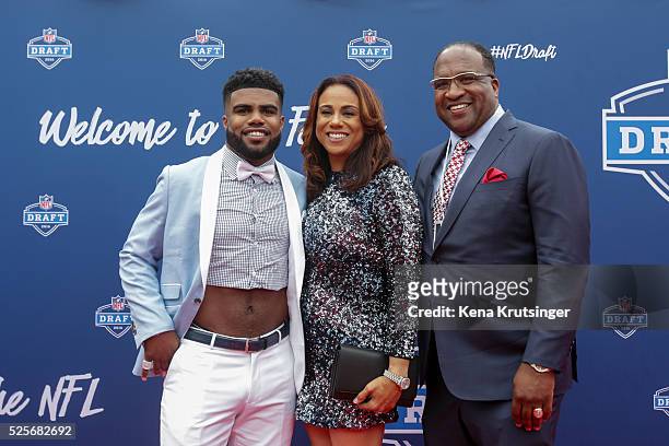 Draftee Ezekiel Elliott of Ohio State arrives with his mom Dawn and father Stacy to the 2016 NFL Draft on April 28, 2016 in Chicago, Illinois.