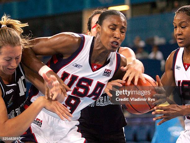 Basketball / Frauen: Olympische Spiele Athen 2004, Athen; USA - Neuseeland ; v.l. Gina FARMER / NZL, Lisa LESLIE, Tamika CATCHINGS / USA 14.08.04.