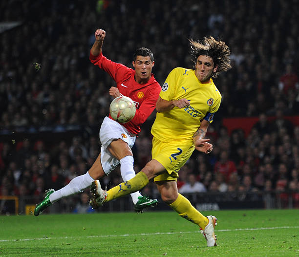 Cristiano Ronaldo of Manchester United volleys wide with Gonzalo Rodriguez of Villarreal CF defending