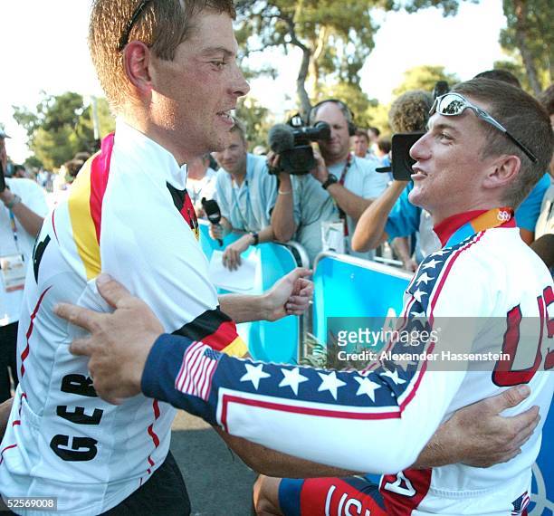 Radsport: Olympische Spiele Athen 2004, Athen; Rad Strasse / Einzelzeitfahren / Maenner; Jan ULLRICH / GER gratuliert dem Sieger Tyler HAMILTON / USA...
