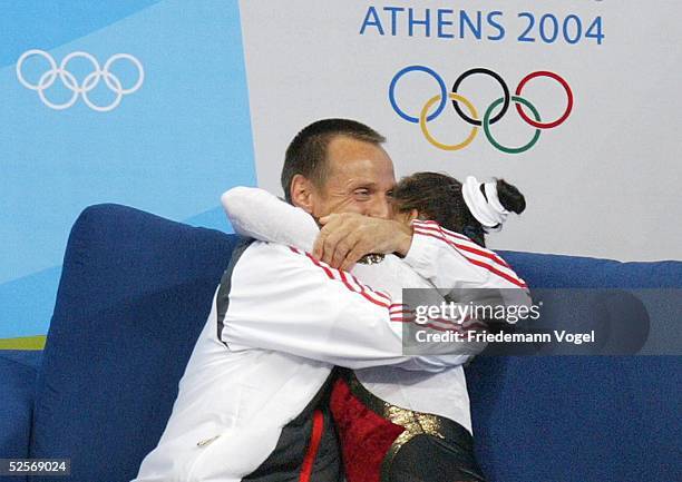 Trampolin: Olympische Spiele Athen 2004, Athen; Frauen / Finale; Bundestrainer Michael KUHN, Anna DOGONADZE / GER 08.04.