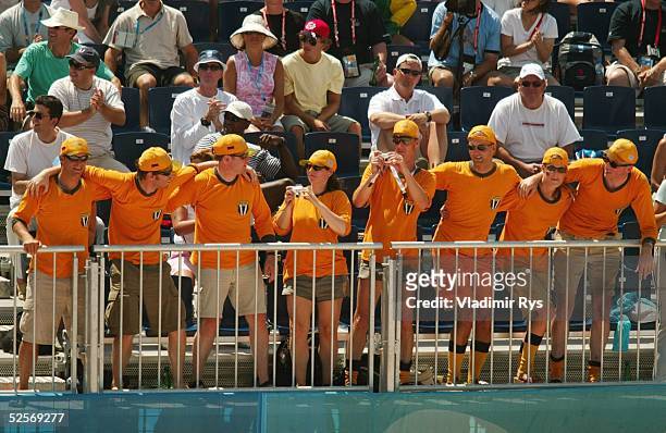 Beachvolleyball / Frauen: Olympische Spiele Athen 2004, Athen; GER-BUL 1:2; Deutsche Fans versuchen in einer Spielpause den Syrtaki auf die Musik von...