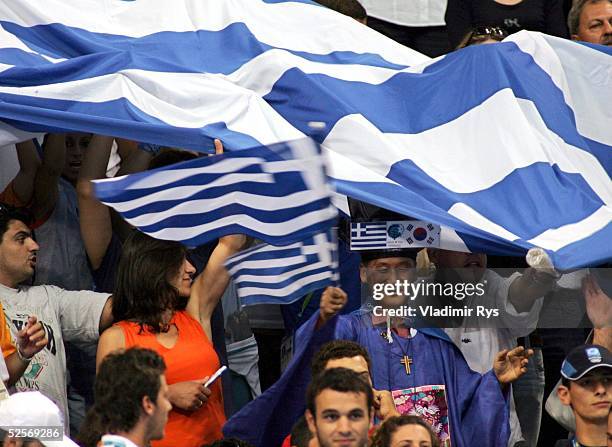 Basketball / Maenner: Olympische Spiele Athen 2004, Athen; Ein Koreanisch - Griechischer Fan im Publikum 17.08.04.