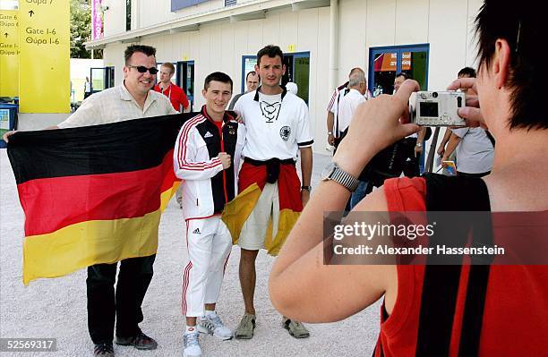 Boxen: Olympische Spiele Athen 2004, Athen; Federgewicht ; Vitali TAJBERT / GER mit Deutschen Fans 16.08.04.