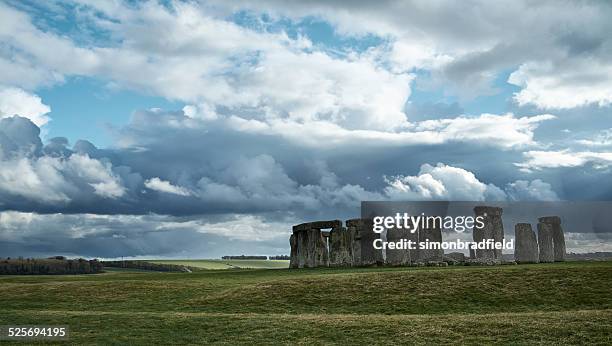 stonehenge beneath stormy skies - stonehenge stockfoto's en -beelden