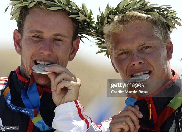 Kanu: Olympische Spiele Athen 2004, Athen; Kanu Slalom / Canadier C2 / Maenner ; Siegerehrung; Marcus BECKER / Stefan HENZE / GER / Silber 20.08.04.